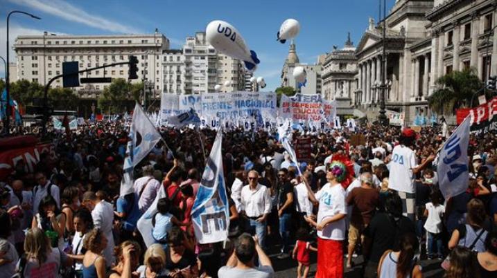 Masiva marcha de docentes a la Plaza de Mayo