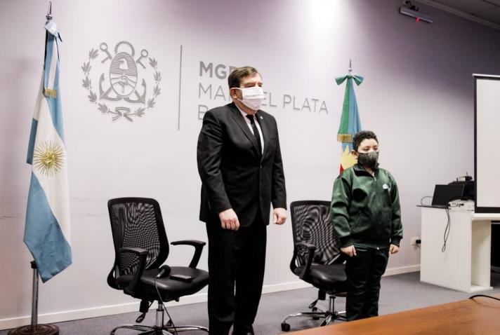 El intendente recibió al niño que representó a Mar del Plata en la jura de la bandera