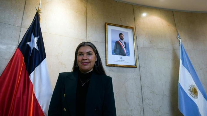 La embajadora chilena destaca la posibilidad de la explotación conjunta del litio