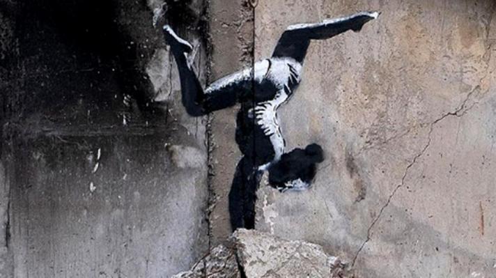 Una gimnasta entre los escombros de Ucrania, la denuncia de Banksy contra la guerra