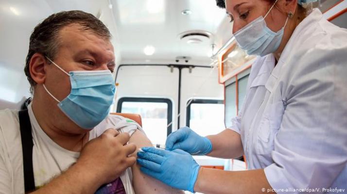 Rusia ya distribuye la vacuna en hospitales 