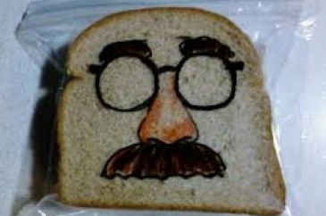 Presunto Groucho Marx entre dos panes