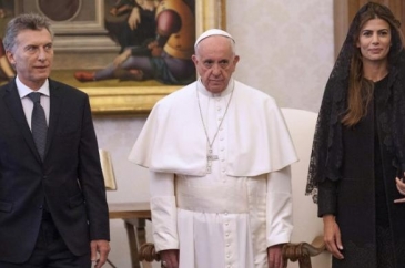 Con el Papa en blanco y negro